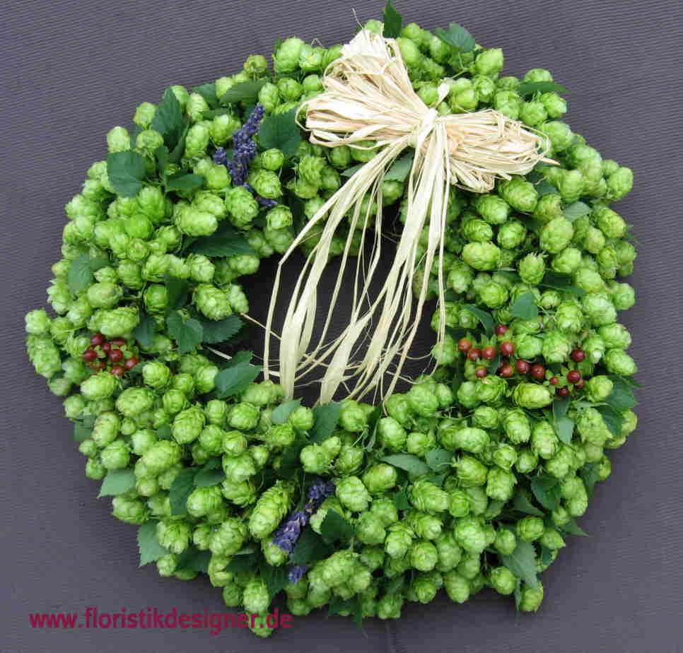Hopfenkränze, Hopfenstauden /ranken und Hopfenkeramik